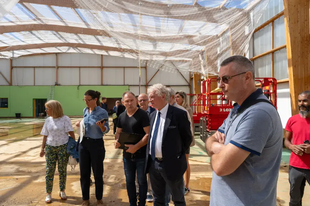 Plusieurs personnes en visite.