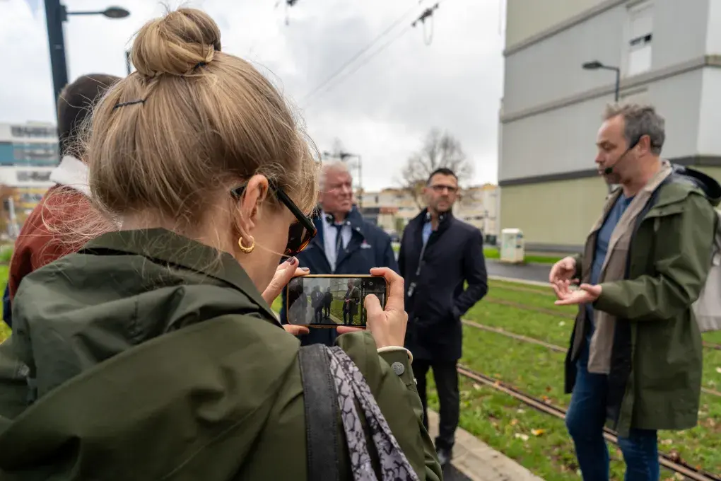 Des gens le long d'une avenue.