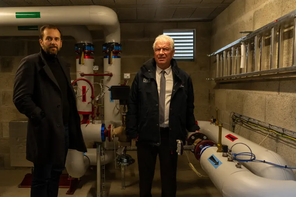 Deux personnes debout.