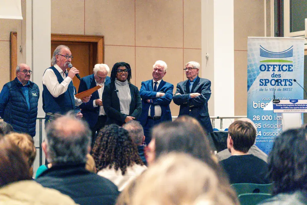 Des gens sur une estrade.