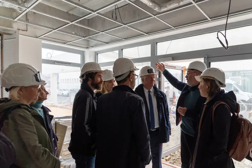 Des gens dans un bâtiment en travaux.