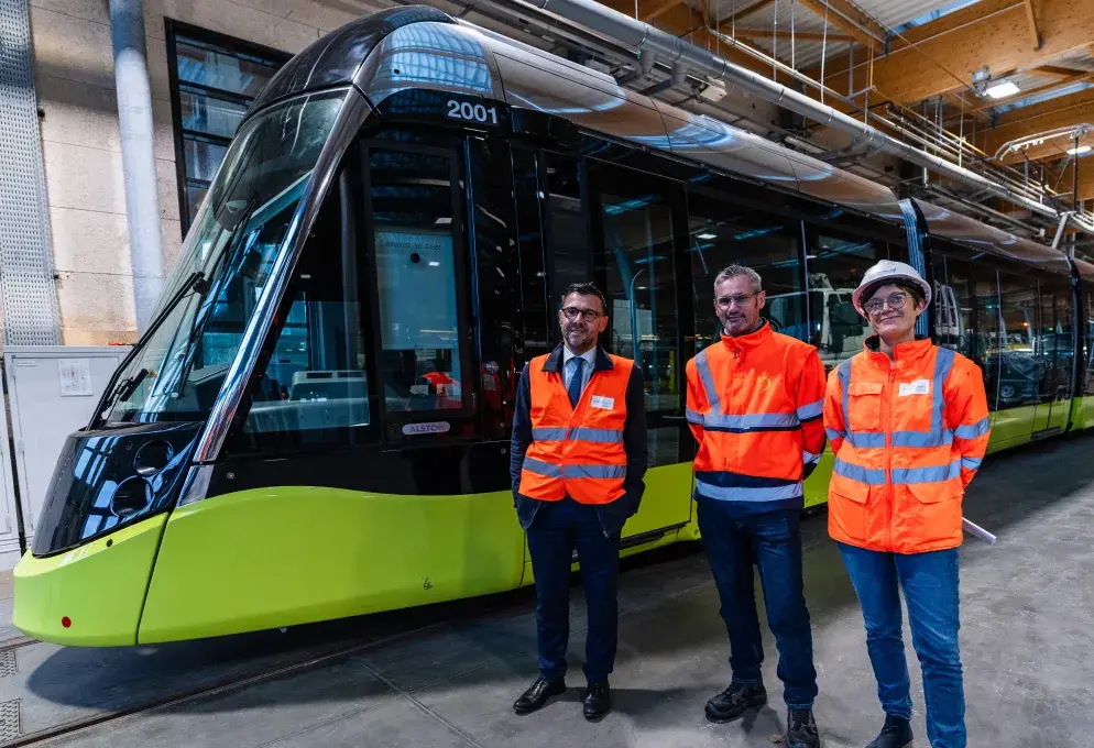 Des gens devant un tramway.