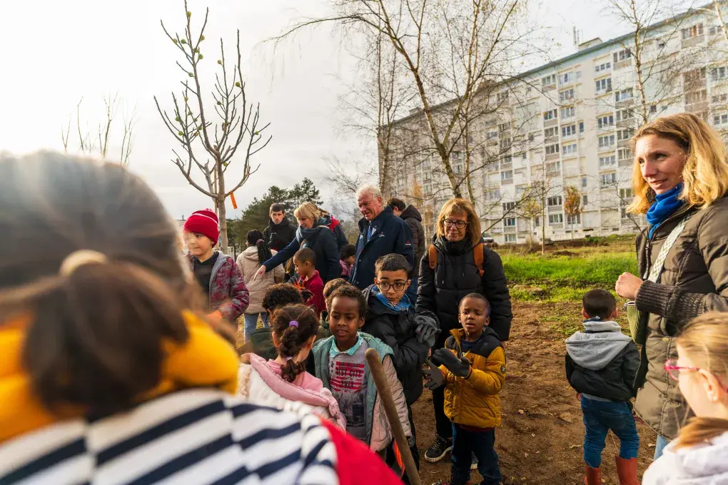 Des gens dans un parc.