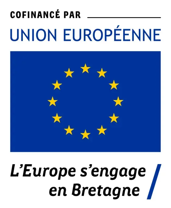 le drapeau européen et la phrase l'Europe s'engage en Bretagne