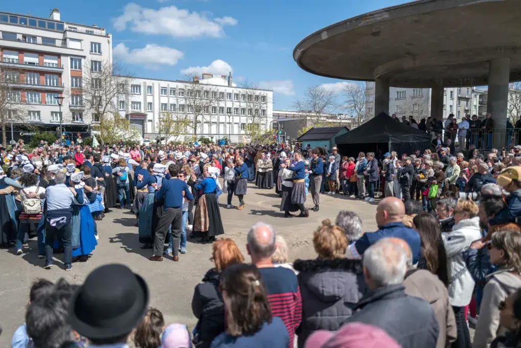 des personnes dansant au square wilson