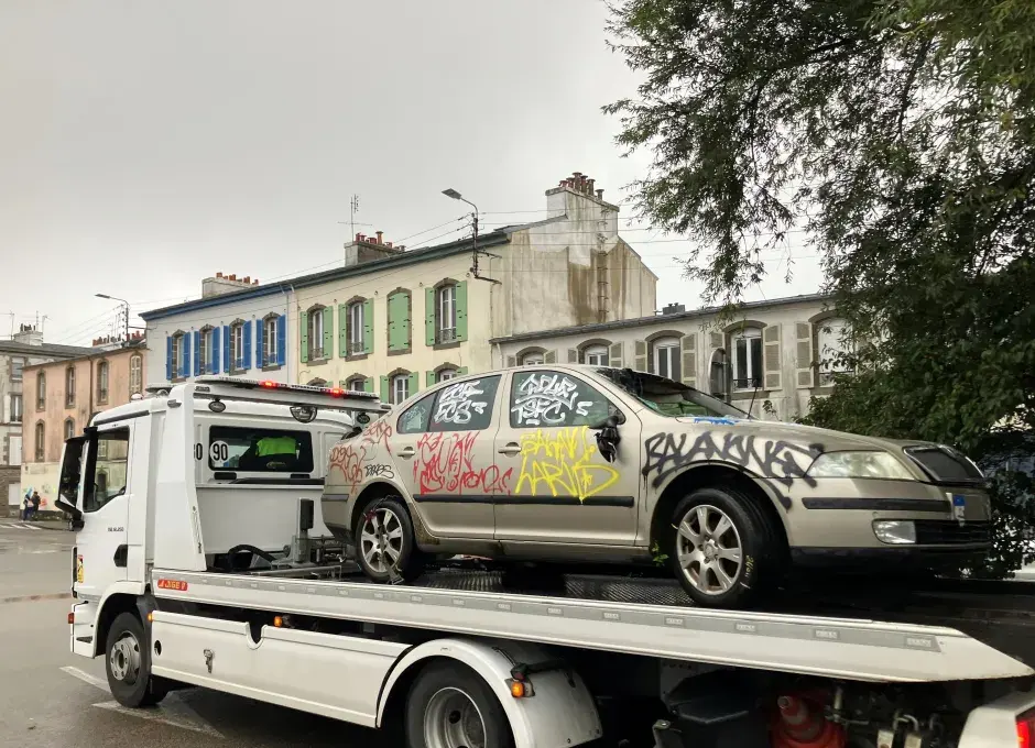 Un véhicule épave sur le pont d'un camion de fourrière