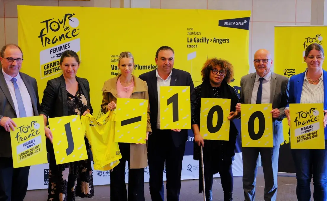 Des hommes et des femmes portant le message J-100