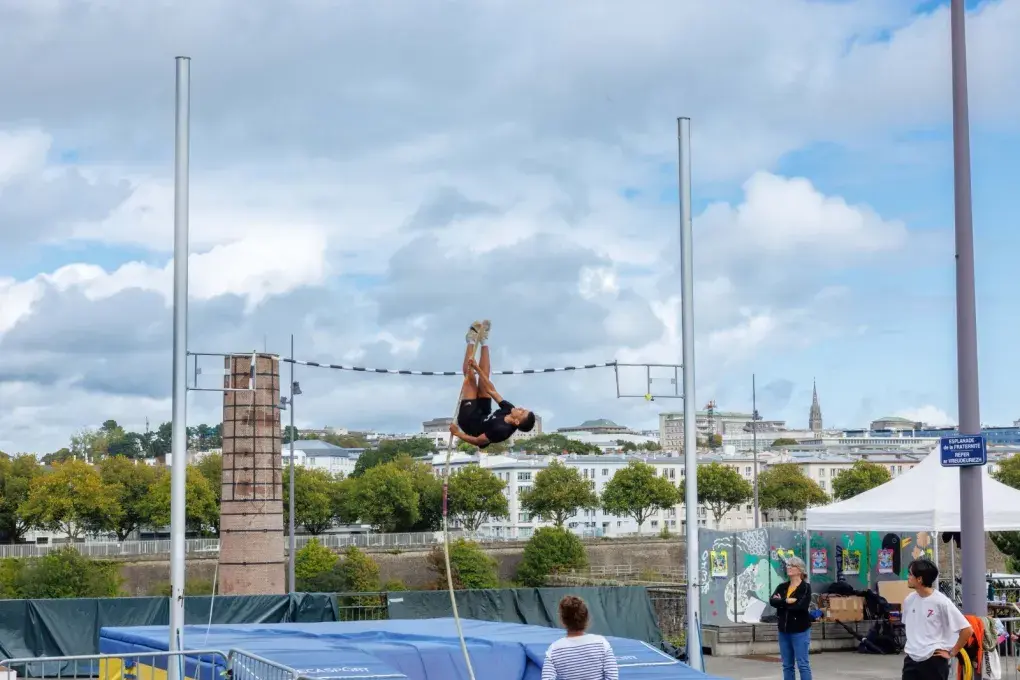 Un homme saute à la perche.