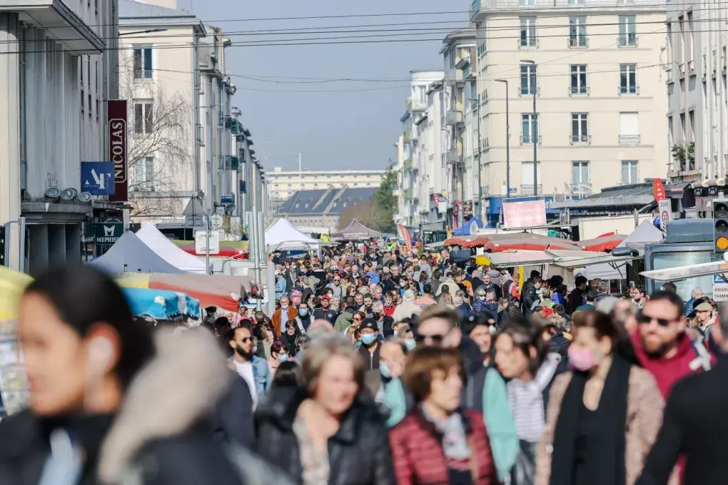 Une foule dans un marché.