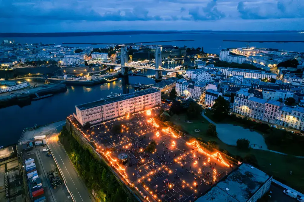 Vue aérienne de nuit du jardin du Deuxième dépôt