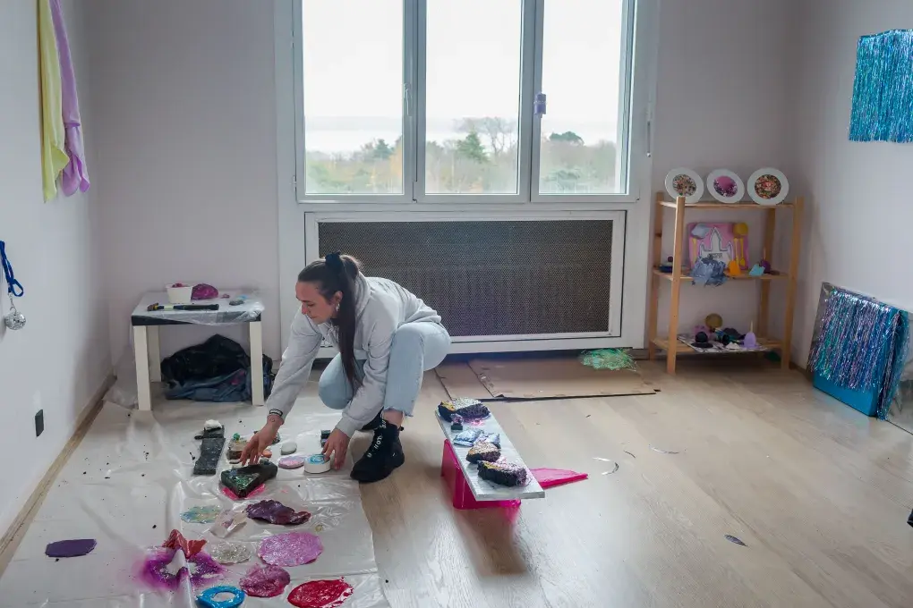 Une artiste dans son atelier au Cercle naval de Brest