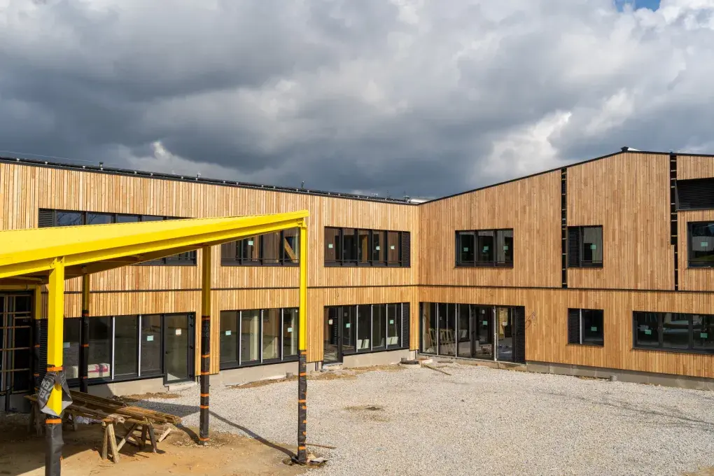 Un bâtiment vu de l'extérieur.