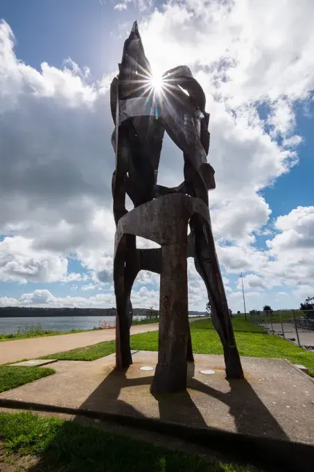 Une statue devant la mer.