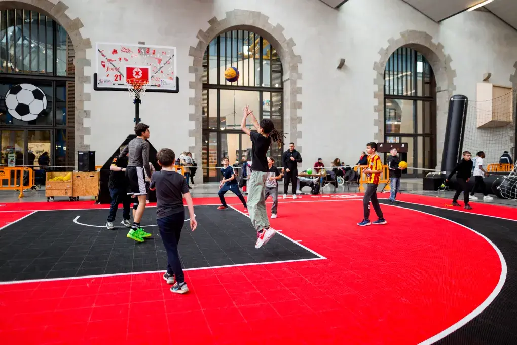 Des enfants jouent au basket.