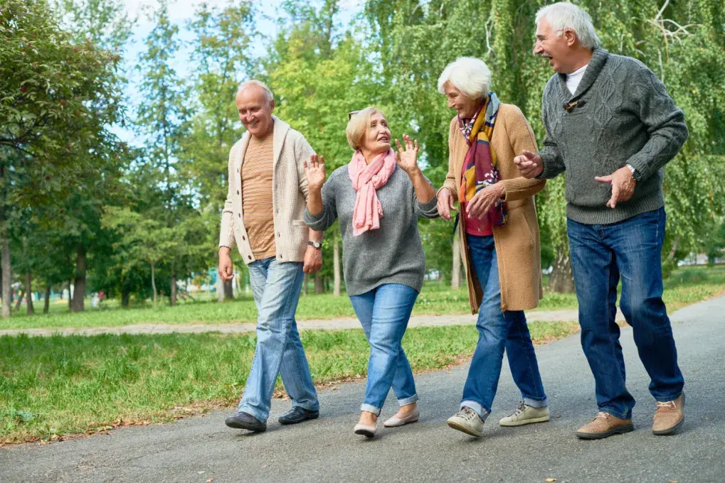 Des seniors marchent.