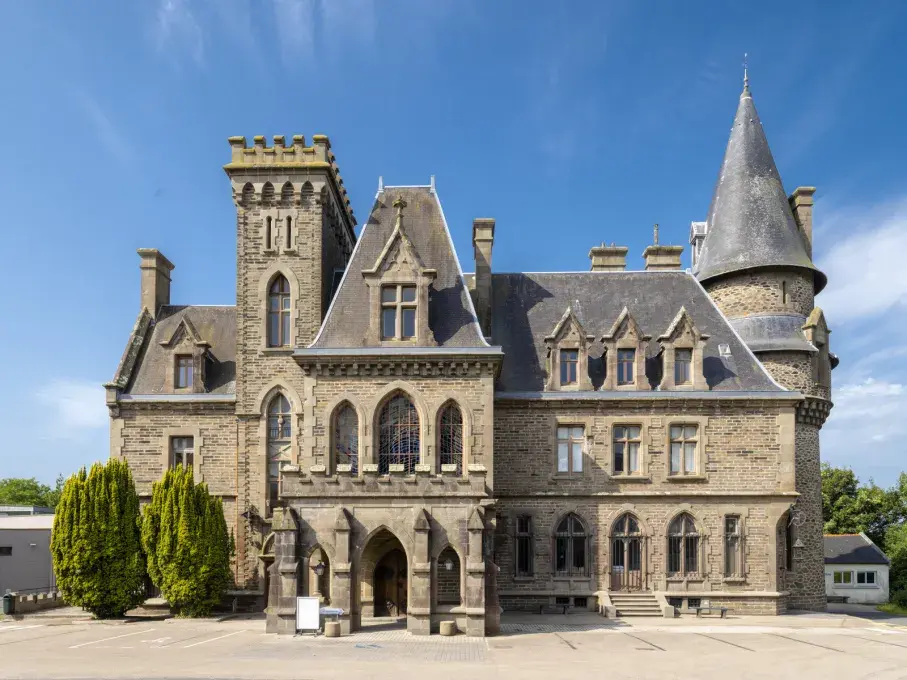 Un grand bâtiment en pierres.