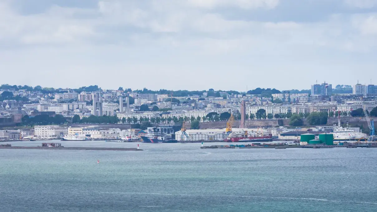 Vue large sur une rade.