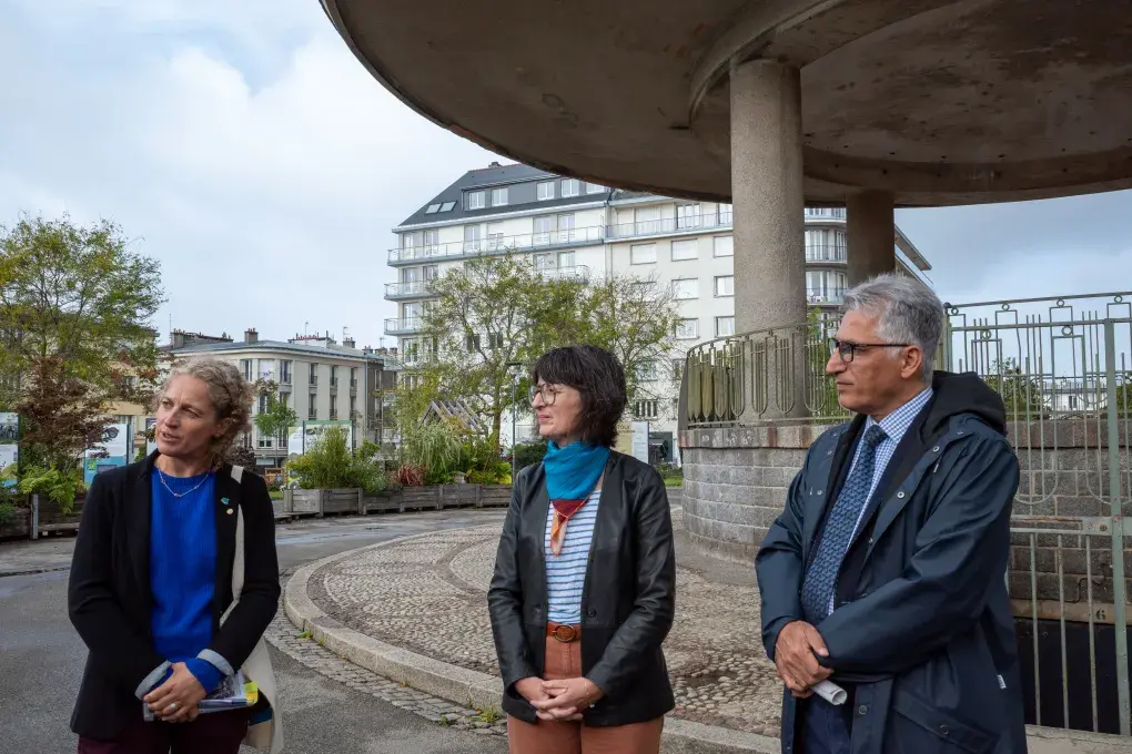 Trois personnes parlent.