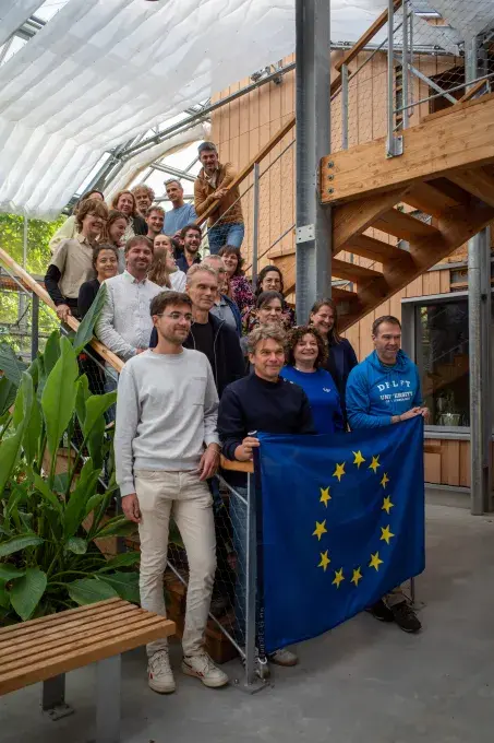 Plusieurs personnes avec un drapeau de l'Europe.