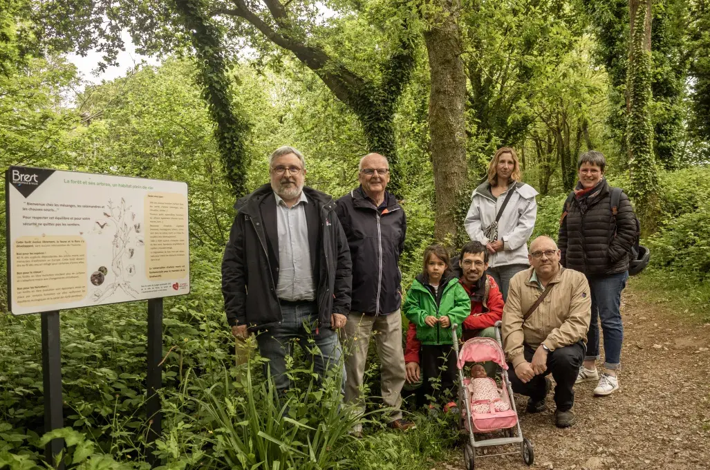 Plusieurs personnes dans un bois.