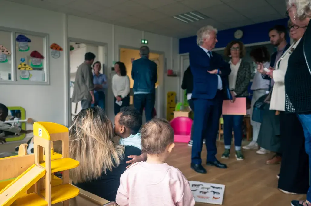 Des personnes dans un établissement avec des enfants.