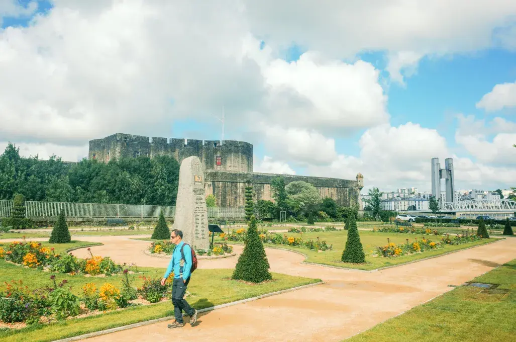 Vue sur le jardin, le château et le pont de recouvrance