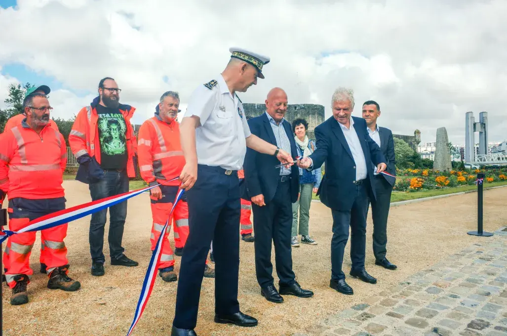 Des hommes coupant un ruban officiel