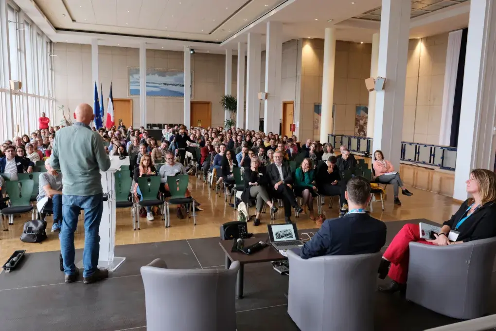 Une salle pleine de gens.