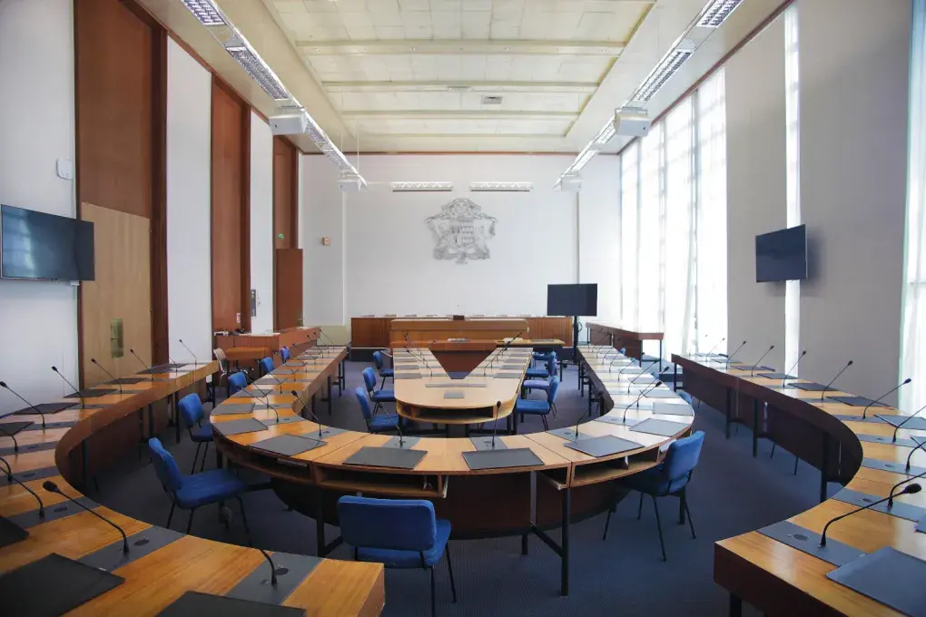 Une grande salle vide.