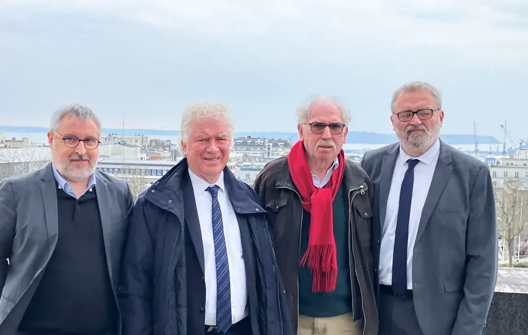 Qautre hommes, avec la ville de Brest en fonc