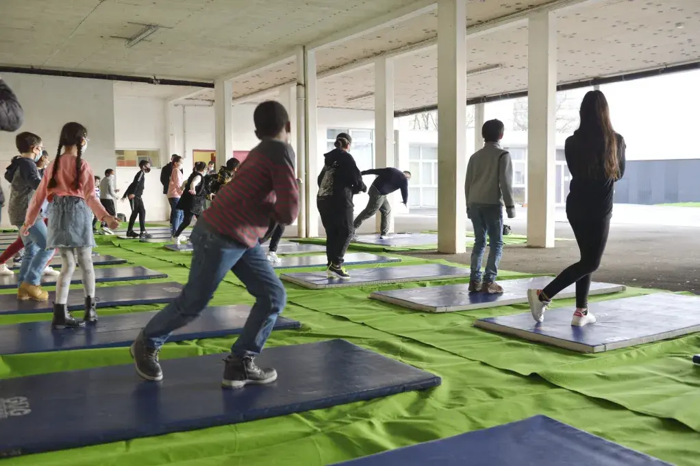 Des enfants font du sport.