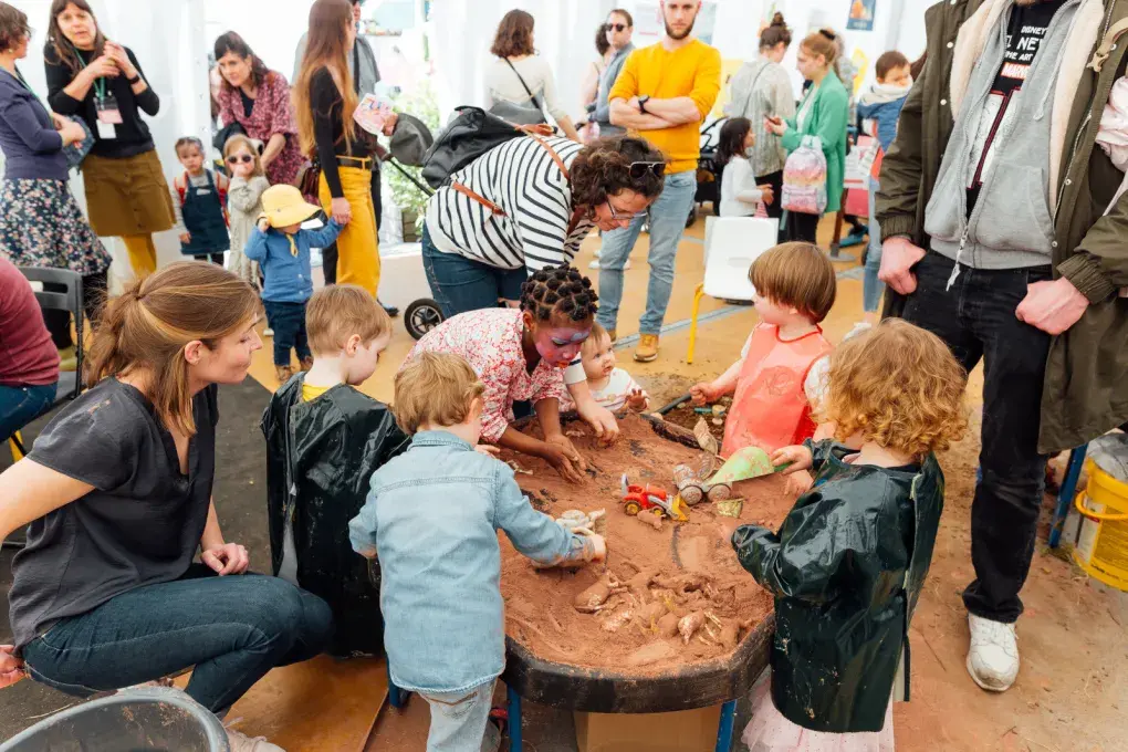Des enfants jouent autour de la table.