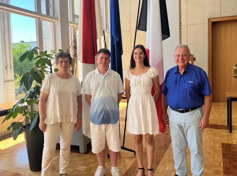 Quatre personnes posent devant l'objectif 