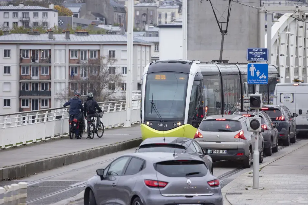 Vue du pont de Recouvrance traversé par un tramway, des voitures et des vélos