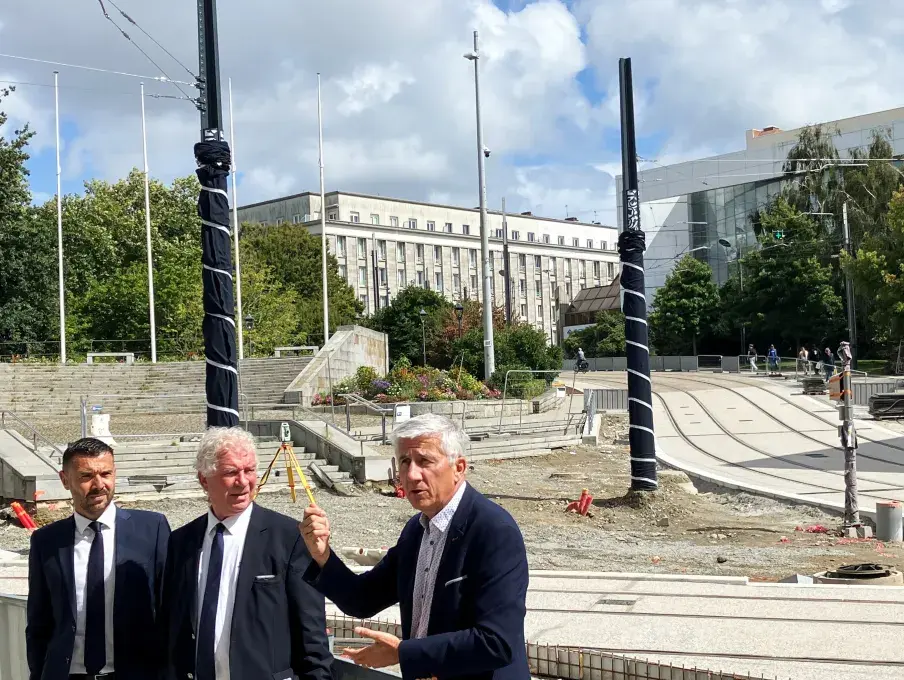 des hommes devant le chantier Mon réseau grandit