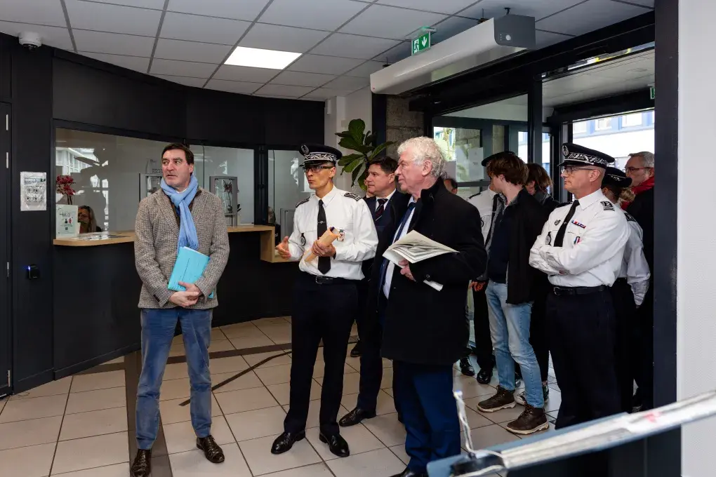 Visite du nouvel accueil du commissariat Colbert par le maire de Brest et le préfet du Finistère.