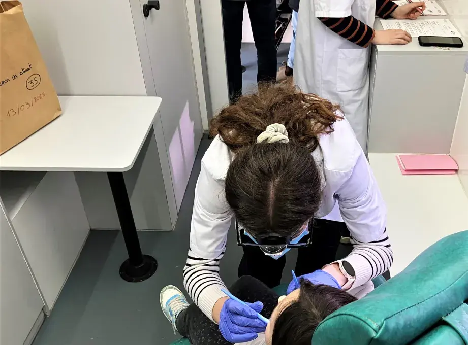 Une étudiante en dentaire reçoit un enfant pour un bilan dentaire