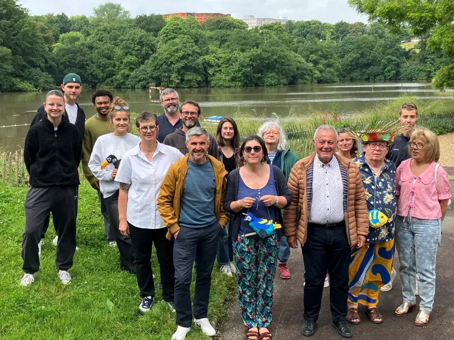 Un groupe d'hommes et de femmes posent sur les rives de Penfeld.