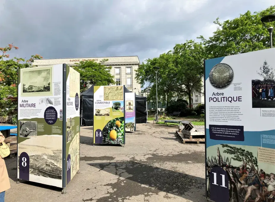 des panneaux d'exposition sur la place Wilson, à Brest 