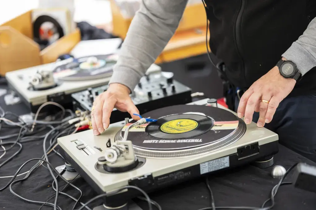 Vue d'un DJ aux platines