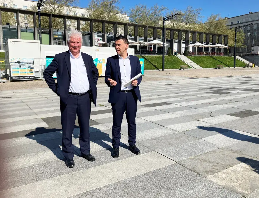 deux hommes sur la place de la Liberté 