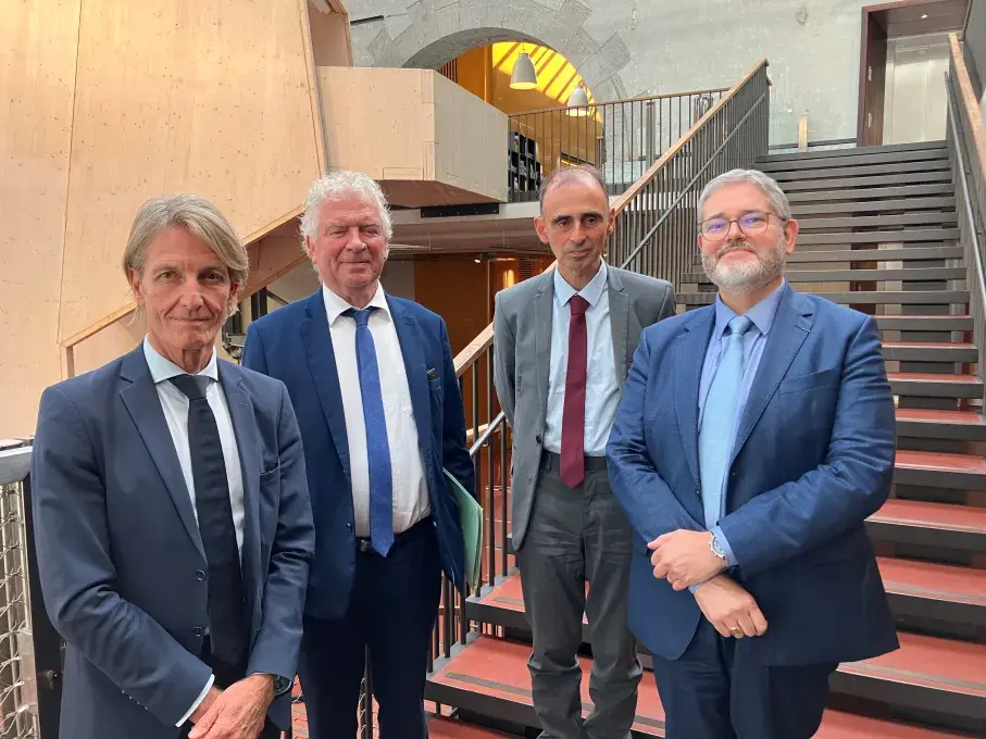 Quatre hommes posent sur un escalier 