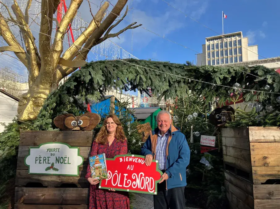Un homme et une femme sur le marché de Noël de Brest, en cours d'installation. 