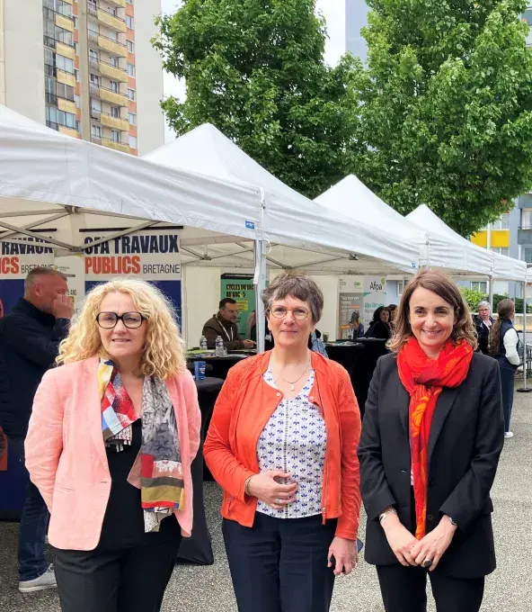 Trois femmes, sur un forum de l'emploi, dans le quartier de Bellevue, à Brest.