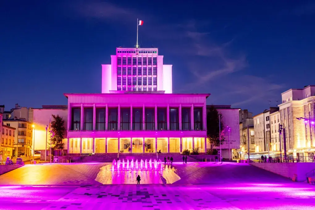 La mairie de Brest éclairée en rose
