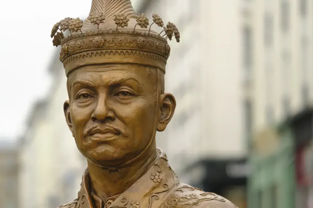 Le buste d'une statue.