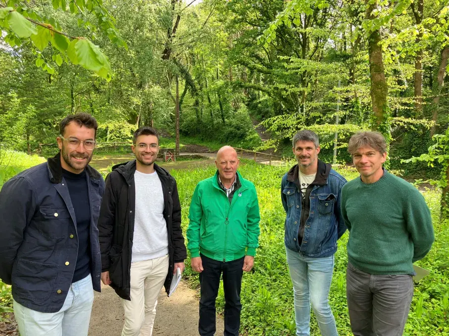 Cinq hommes posent au coeur du parce de Kervallon, à Brest. 