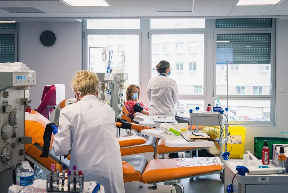 Des personnes donnent leur sang.