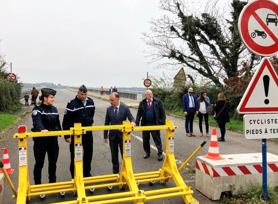 Pose d'une barrière à l'entrée du pont Albert Louppe