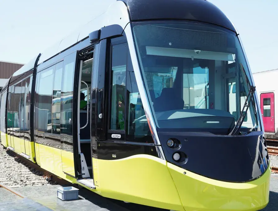Vue de la première rame de tramway de la lige B 